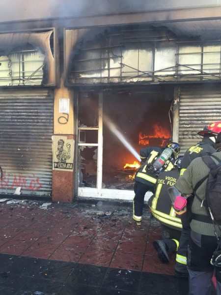 [VIDEO] Incidentes tras Cuenta Pública: encapuchados incendian farmacia en Valparaíso