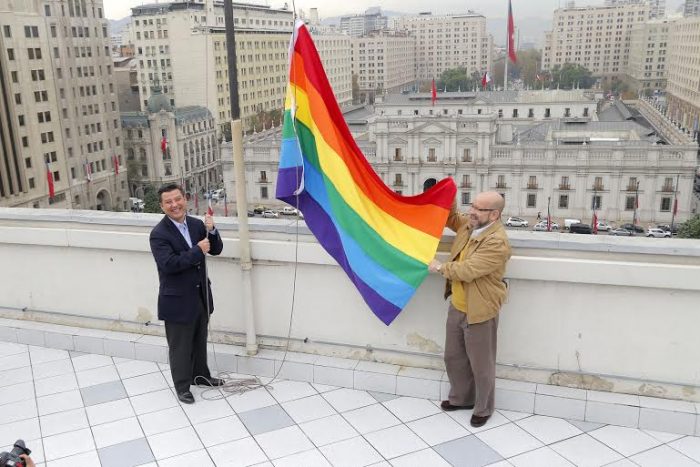Bandera de la diversidad sexual fue izada en la Dirección del Trabajo