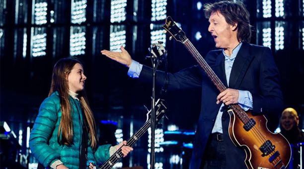 [VIDEO] La niña de 10 años que tocó el bajo con Paul McCartney