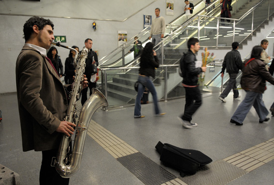Metro rectifica y elimina disposición que prohibía a músicos tocar canciones de contenido político