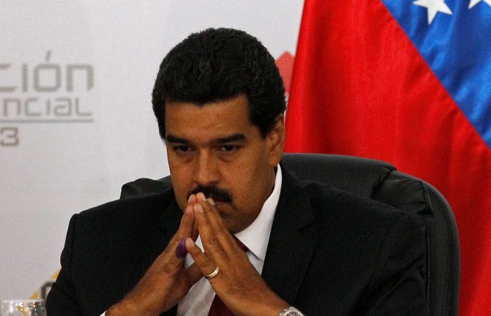 Maduro dicta decreto para diferir remociones de ministros desde el Parlamento