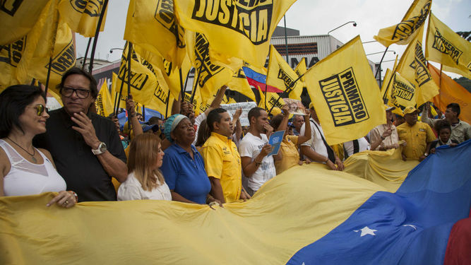Policía bloquea marchas opositoras por referendo revocatorio en Venezuela