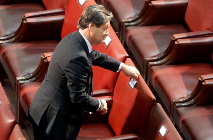 [VIDEO] Diputado Lorenzini es pillado cambiando su asiento en el Congreso