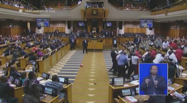 [VIDEO] Pelea campal en Parlamento sudafricano