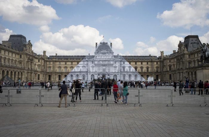 La pirámide del Louvre «desaparece» por obra y arte del fotógrafo francés JR