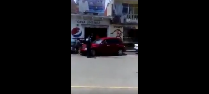 [VIDEO] Conductor furioso atropella a un policía en México para evitar un parte