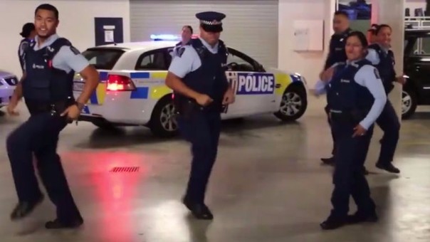 [VIDEO] Policías de Nueva Zelanda, bailan en un estacionamiento al ritmo de «My Boo» en el #RunningManChallenge