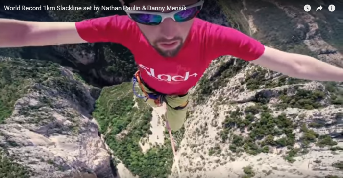 [VIDEO] Impresionante récord de equilibrio: un kilómetro a pie sobre una cinta de slackline a 600 metros de altura