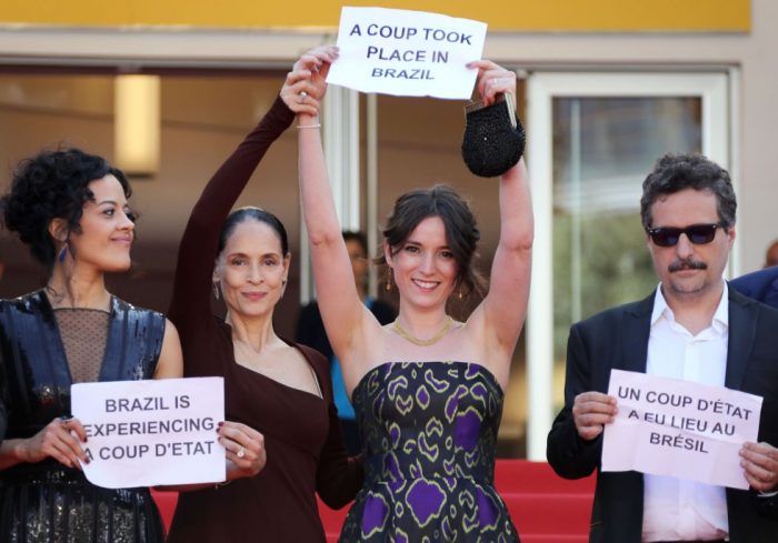 [VIDEO] La protesta de Sonia Braga en Cannes por el impeachment a Dilma Rousseff