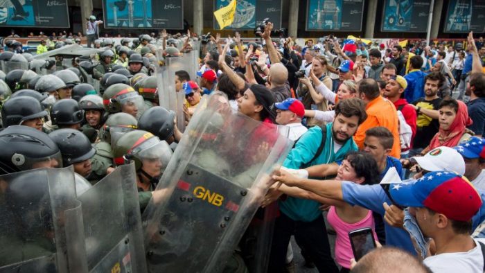 Oposición venezolana se mueve por revocatorio bajo un estado de excepción
