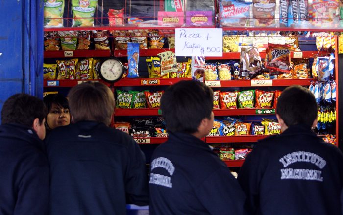 Nueva ordenanza municipal prohibirá venta de comida chatarra a 100 metros de colegios