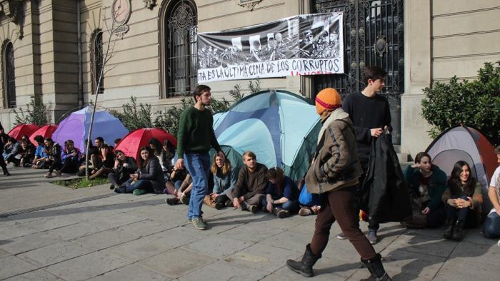 [Galería] Estudiantes levantan campamento en el frontis de la Casa Central de la PUC