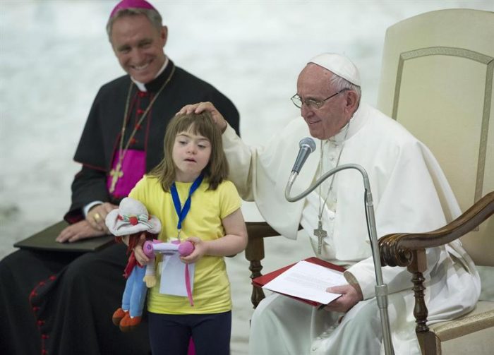 El Papa critica que la sociedad aparte a los discapacitados por no considerarlos «perfectos»