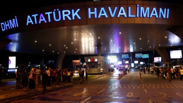 Turquía: al menos 10 muertos y 20 heridos en dos explosiones en el aeropuerto Ataturk de Estambul