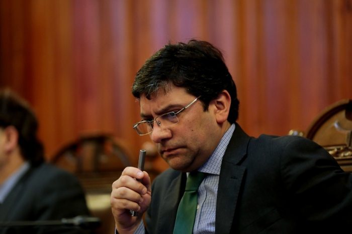 Ministro de Medioambiente pide cumplir las normas anti contaminación: «El problema de Santiago no son los asados»