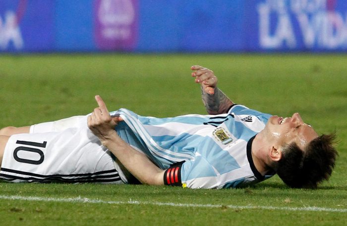 El columnista argentino que no se compra la renuncia de Messi y critica el ninguneo trasandino a Chile