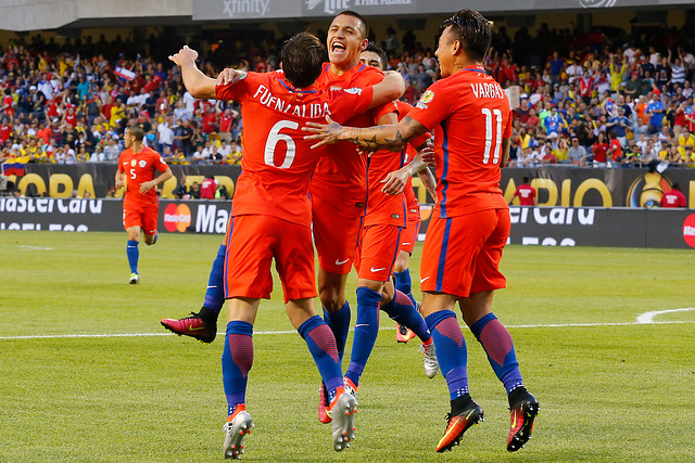 Suspenso: Chile gana por dos goles a Colombia pero el partido está detenido por mal tiempo