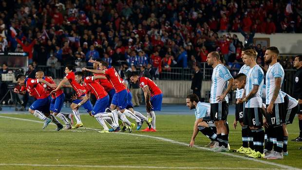Ex delantero uruguayo lanza encuesta para mofarse de la Roja por Twitter y no le resulta…