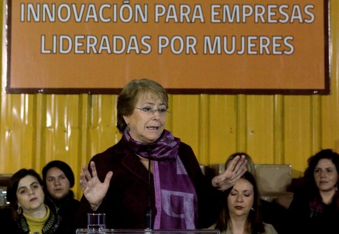 Bachelet: «Nada tienen que ver estos actos vandálicos (en el INBA) con las movilizaciones del 2011»