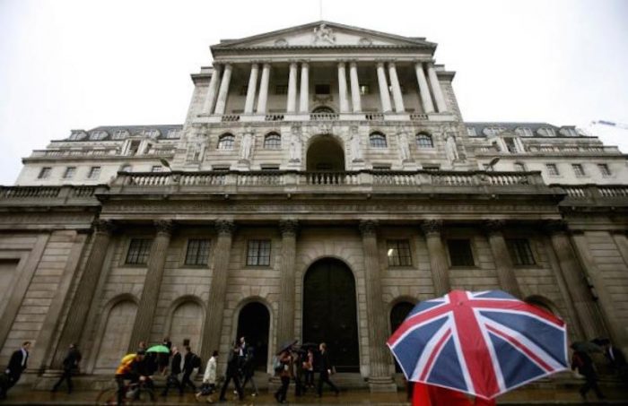 Banco de Inglaterra saca toda su artillería para hacer frente al Brexit: recorta tasas hasta mínimo histórico de 0,25% y amplía su programa de estímulo económico