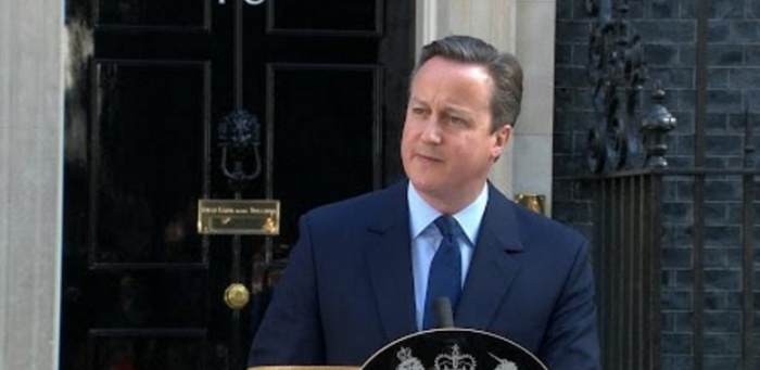 Un emocionado Primer Ministro Británico anuncia su renuncia ante victoria de Brexit​