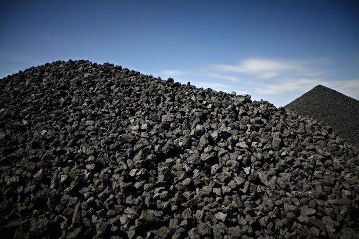 Glencore contradice a sus rivales y redobla apuesta al carbón