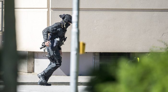 Policía alemana logra reducir a hombre armado que se atrincheró en un cine: 25 heridos