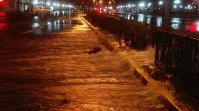 Desvíos de tránsito y suspensión en servicio de Metro provoca fuga de agua en comuna de Providencia