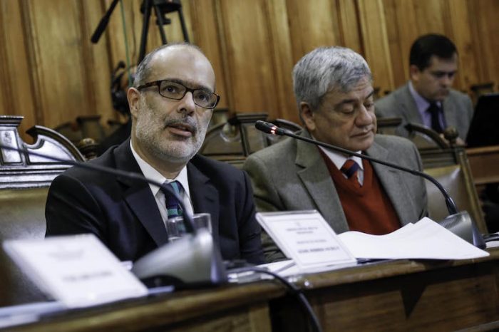 Rodrigo Valdés sube la alerta al admitir mayor estrechez fiscal y advertir problemas