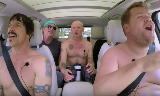 [VIDEO] Revisa acá el Carpool Karaoke de James Corden con los Red Hot Chili Peppers
