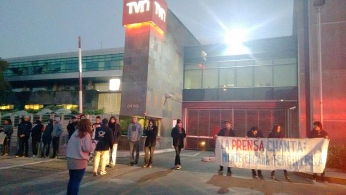 [Fotos] Estudiantes protestan fuera de los canales de televisión: «Nos cansamos de la prensa chanta»