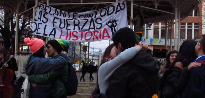 Estudiantes de Valdivia protagonizaron “Besatón por la Educación” en la plaza de la República