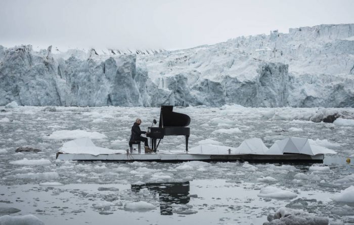 Pianista interpretó «Elegía por el Ártico» arriba de un iceberg