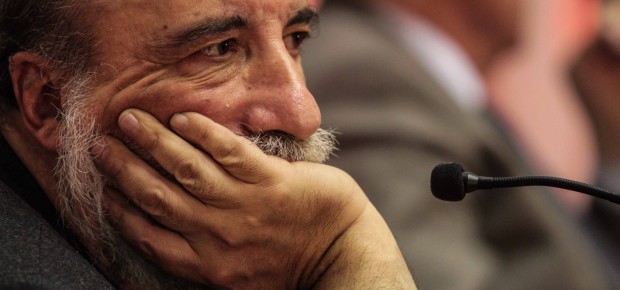 Raúl Zurita critica cierre de embajadas y califica medida de «unilateral, arbitraria y prepotente»