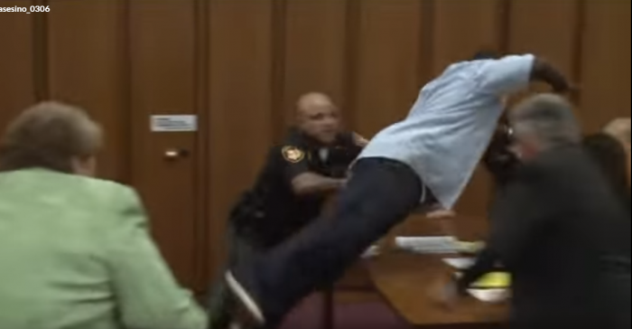 [VIDEO] Padre intenta agredir al asesino de su hija en pleno juicio en Estados Unidos