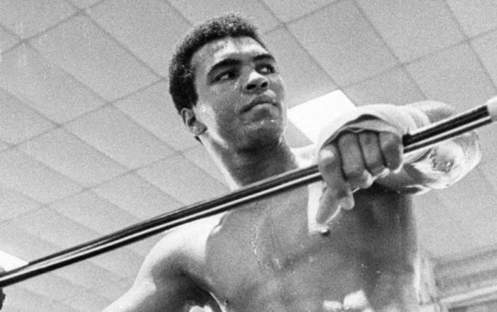 [VIDEO] «Levántate y pelea, cabrón»: el recuerdo de uno de los KO más famosos de Muhammad Ali
