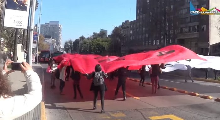 [VIDEO] Estudiantes de la UC cortan Alameda haciendo banderazo por la educación gratuita