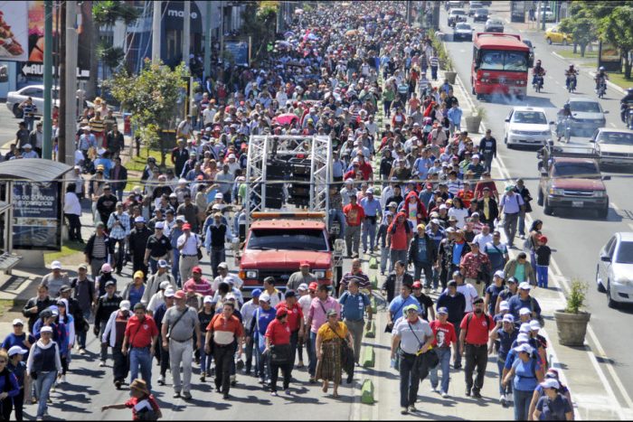 Se intensifican las protestas en México: cientos de profesores y padres bloquean carretera que conecta con Guatemala