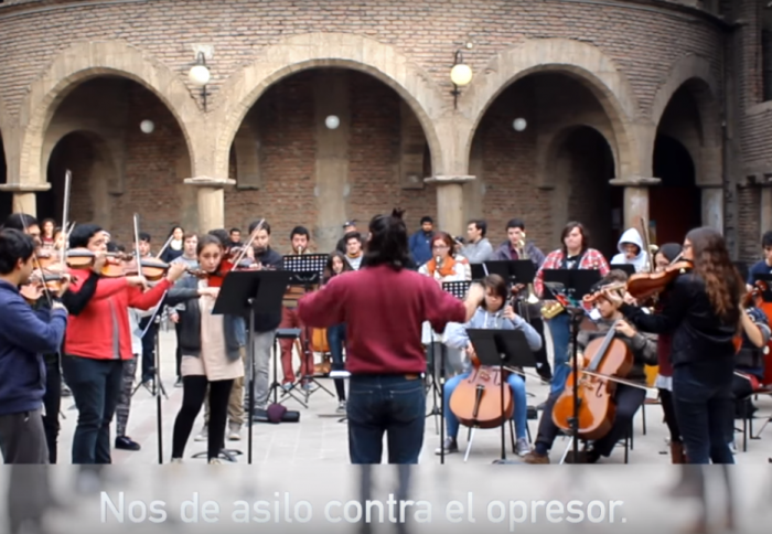 [VIDEO] «Puro Chile país aterrado»: la provocadora versión del himno nacional de los estudiantes de música UC