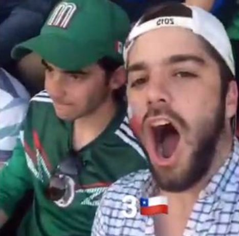 [VIDEO] Solitario hincha chileno les grita los goles a los mexicanos en pleno estadio