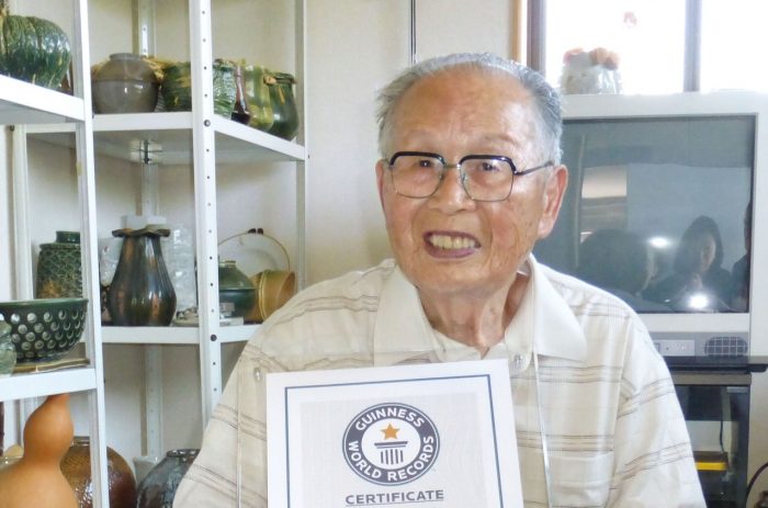 Japonés de 96 años se convierte en el graduado universitario más viejo del mundo