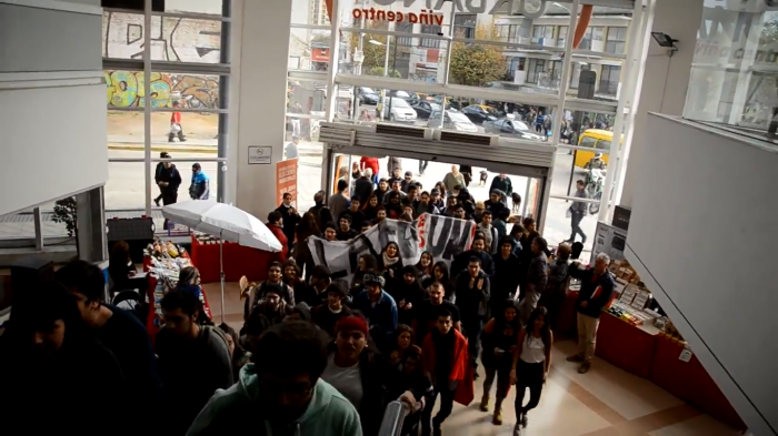 [VIDEO] Estudiantes de sociología de Valparaíso irrumpen en Mall para manifestarse por la educación