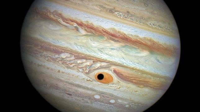 Cómo los astrónomos lograron adentarse en las fascinantes «nubes de colores» de Júpiter