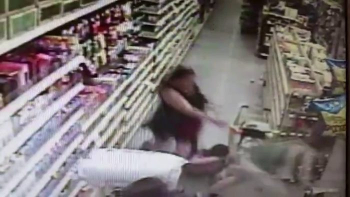 [VIDEO] Instinto maternal: mujer frustra el secuestro de su hija en un supermercado en Estados Unidos