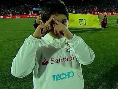 [VIDEO] El regreso de la gran cábala de Chile en la Copa América 2015: el niño illuminati