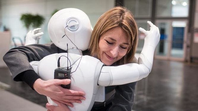 El ingeniero japonés que trabaja en un robot para remediar la soledad