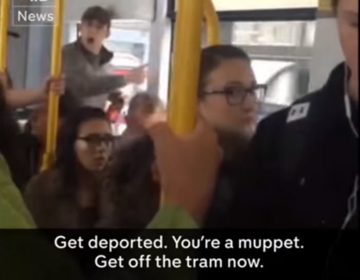 [VIDEO] «¡Vuelve a África, inmigrante!»: el ataque racista de un adolescente en un tranvía de Manchester