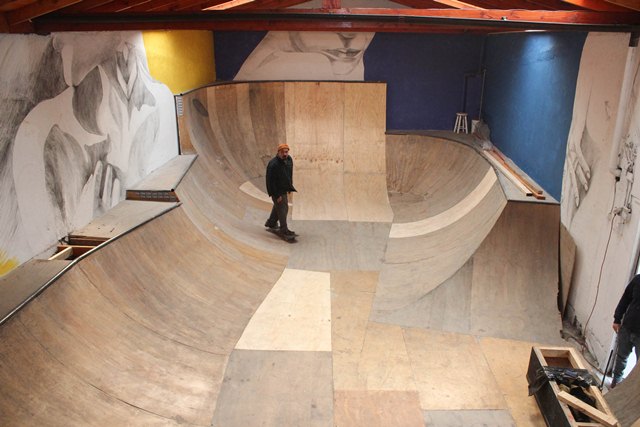 Remodelado y estrenando mural reabre Cons Project, el primer skatepark indoor de Santiago