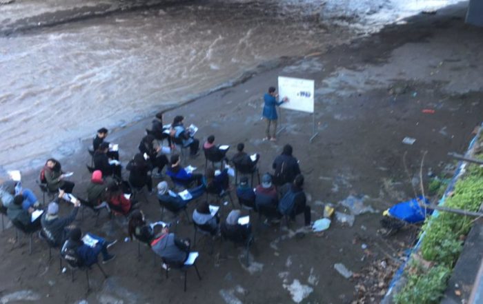 [Fotos] Estudiantes realizan clase de matemática en ribera del Mapocho