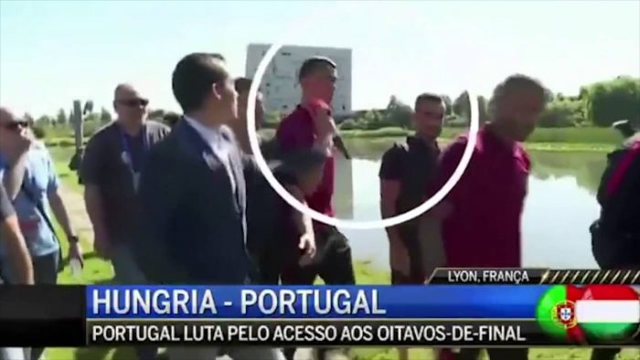 [VIDEO] Cristiano Ronaldo lanza micrófono de periodista a un lago